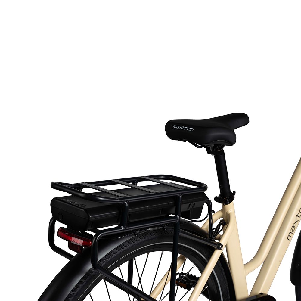 Fiets met bagagedrager en accu. Zwarte bagagedrager, accu en zadel. Licht framegedeelte.