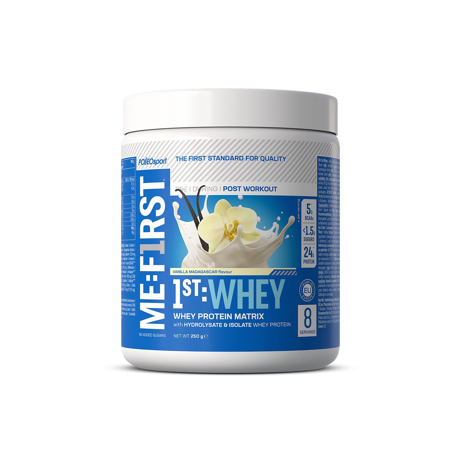 Witte eiwitpoedercontainer. Blauwe en witte etiketten met tekst: ME:FIRST, 1ST:WHEY, Whey Protein Matrix. Illustratie van vanillebloem.