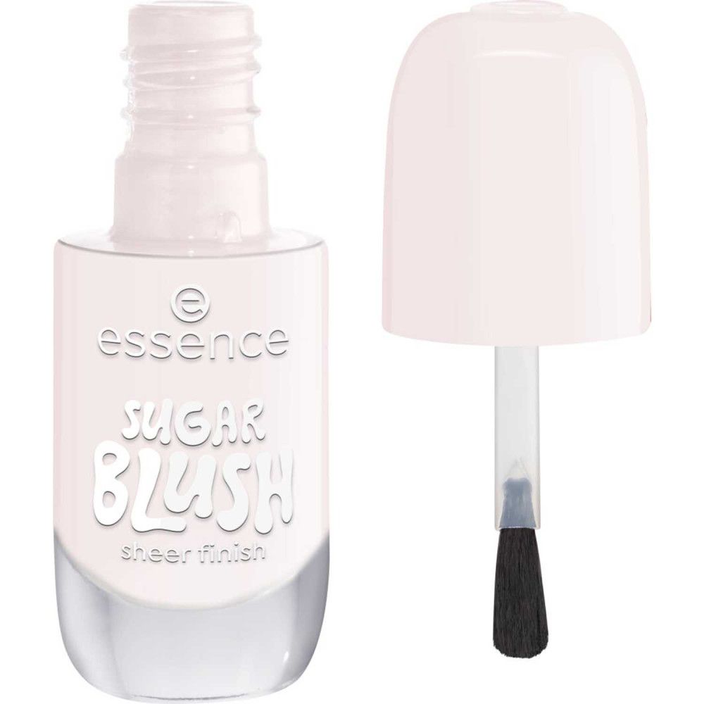 Flacon de vernis à ongles ouvert. Marque Essence, inscription Sugar Blush. Couleur rose transparente. Pinceau visible.