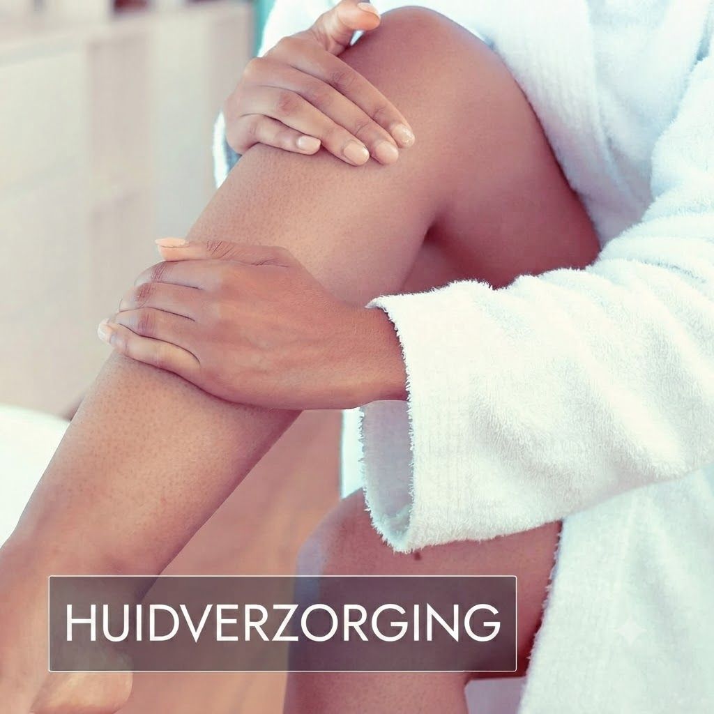 Vrouw met grijs haar kamt haar haar.