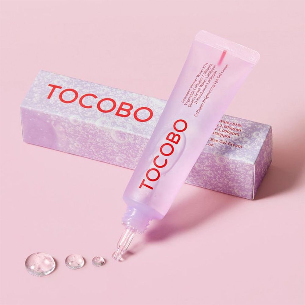 Boîte et tube lilas avec texte rouge TOCOBO. Gouttes de gel transparentes à côté. Fond rose.
