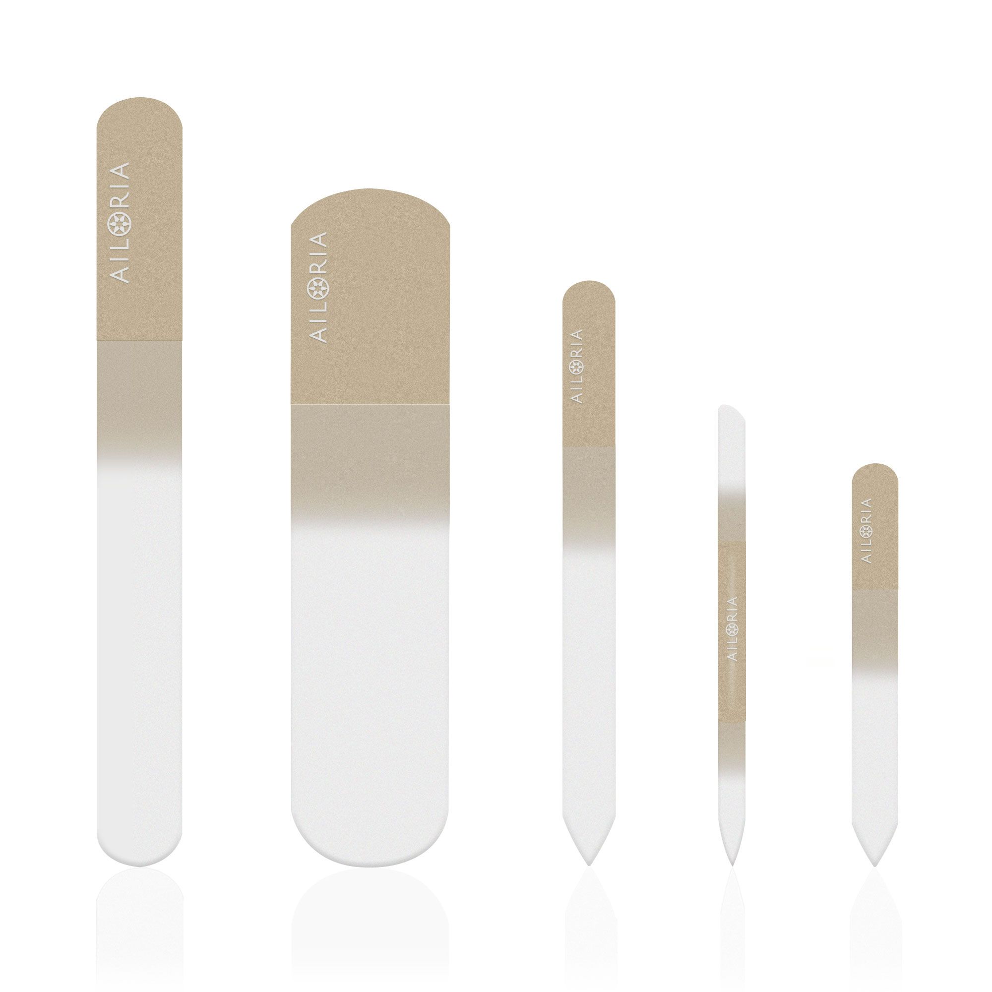 Cinq limes à ongles en verre de différentes tailles. Dégradé de beige à transparent. Logo AILORIA sur chaque lime.