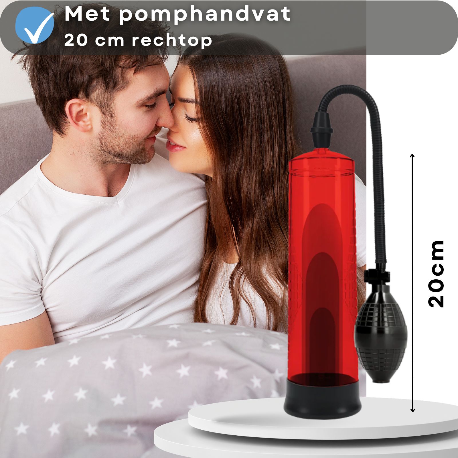 Rode penis pomp met pompbal. Koppel in bed. Tekst: Met pomphandvat 20 cm rechtop.