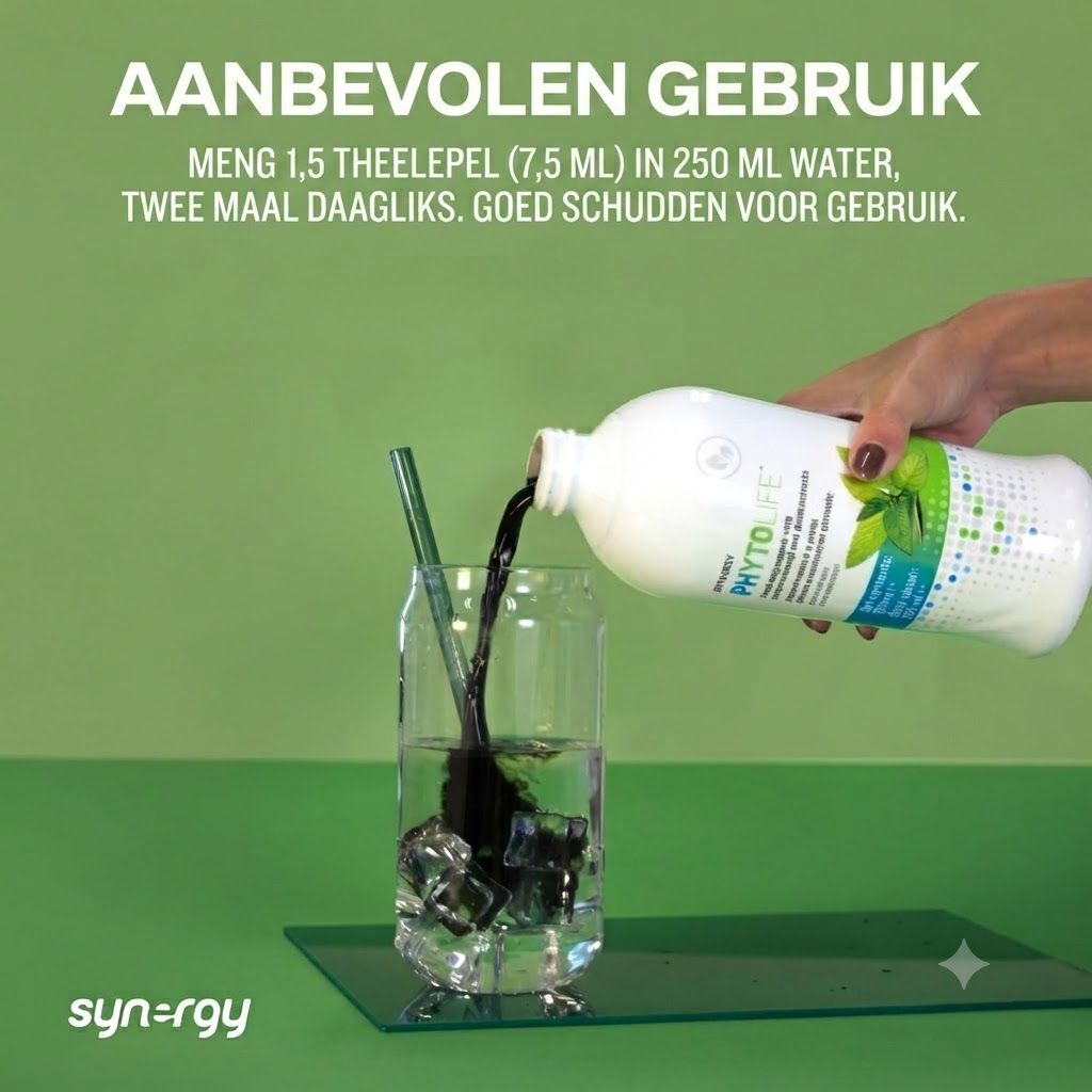 Een hand giet donkere vloeistof uit een witte fles met "PhytoLife" etiket in een glas met ijsblokjes en water.