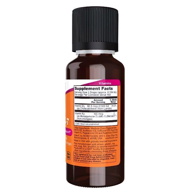 Bruine glazen fles met zwarte dop. Etiket met voedingswaarde: Vitamine D3, K2 MK-7. Oranje etiket.