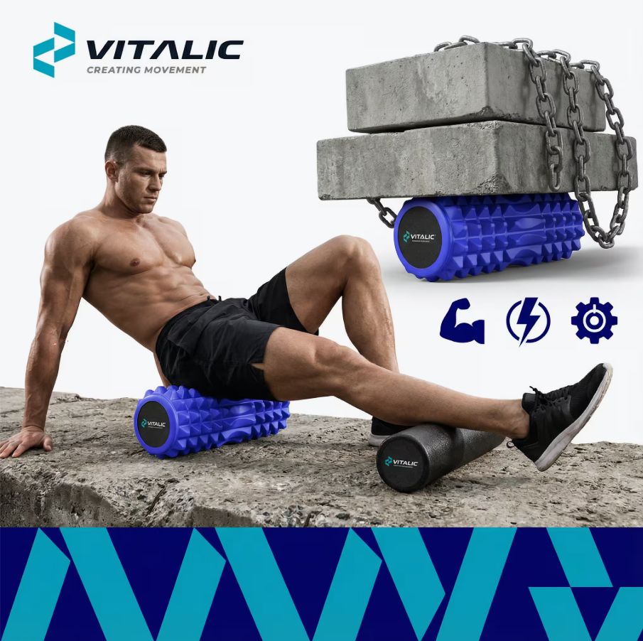 Rouleau bleu cannelé et rouleau noir. Homme s'entraînant avec le rouleau. Logo VITALIC.