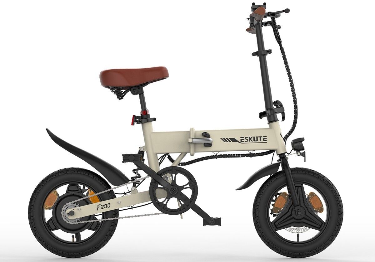 Vélo électrique pliable. Cadre beige, selle et guidon marron. Pneus et garde-boue noirs. Marque ESKUTE.