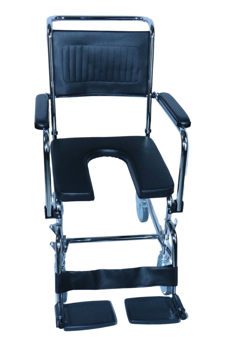 Toiletstoel met gewatteerde zitting, rugleuning, armleuningen en voetsteunen. Verchroomd frame, vier wielen.