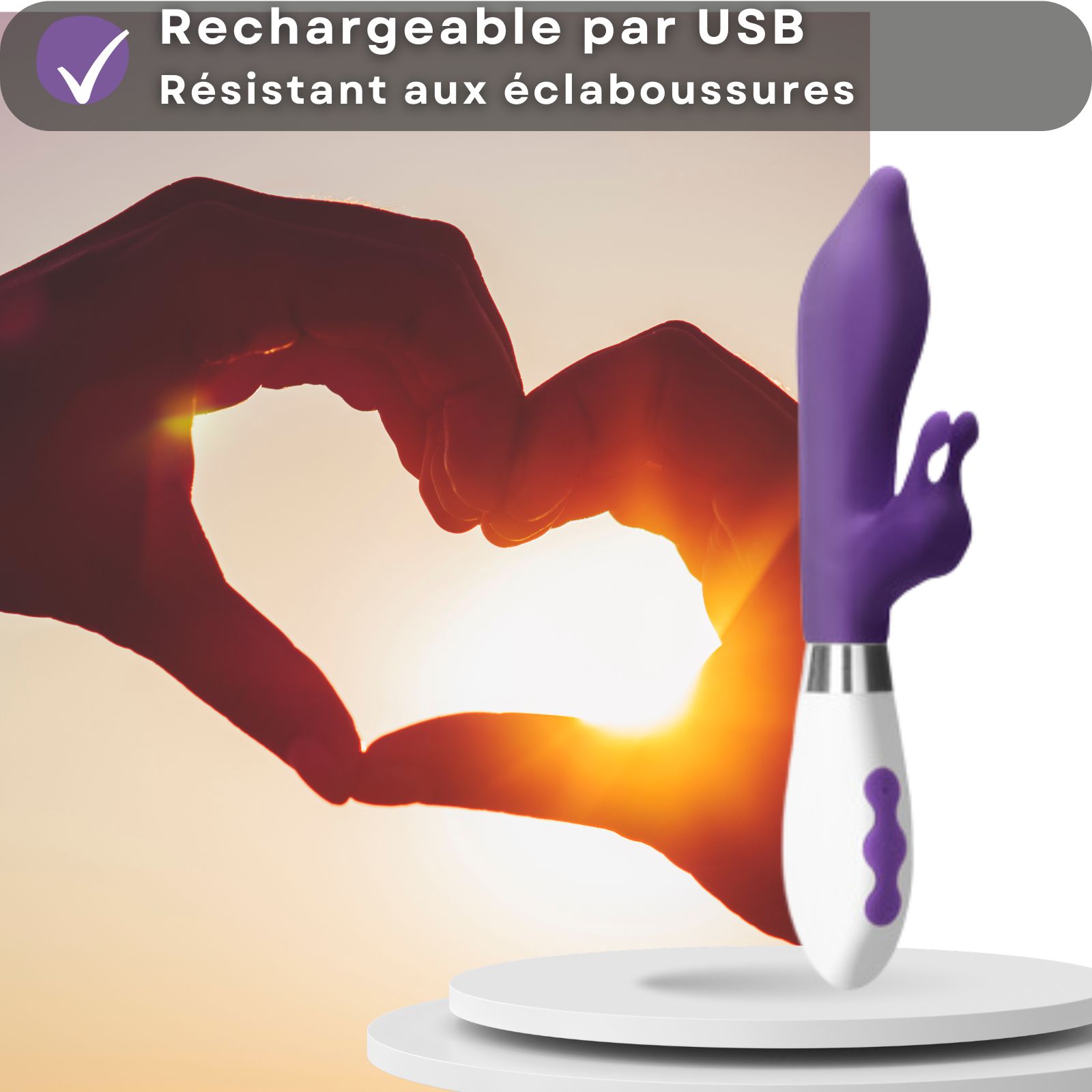 Vibrateur violet avec oreilles de lapin. Silicone et ABS. Mains formant un cœur. Sur socle.