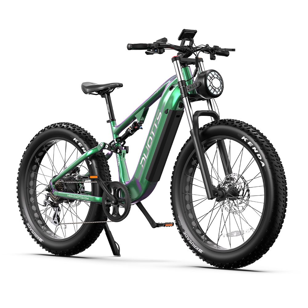 Groene elektrische mountainbike, brede banden, DUOTTS-logo, koplamp en display.
