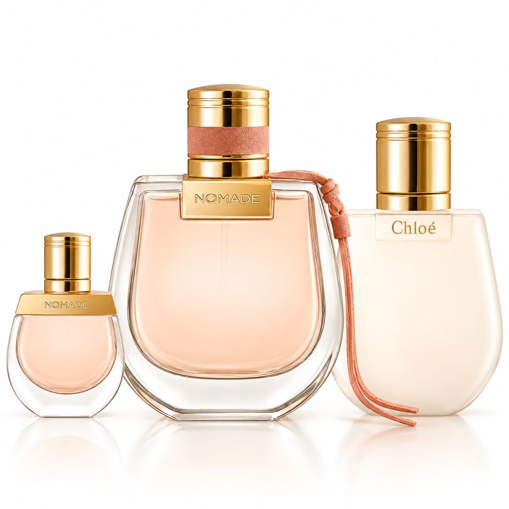Trois flacons de parfum Chloe Nomade de différentes tailles avec bouchons et étiquettes dorés.