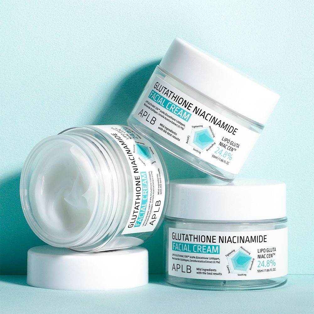 Drie potten APLB gezichtscrème met glutathion en niacinamide, 55ml, op lichtblauwe achtergrond.