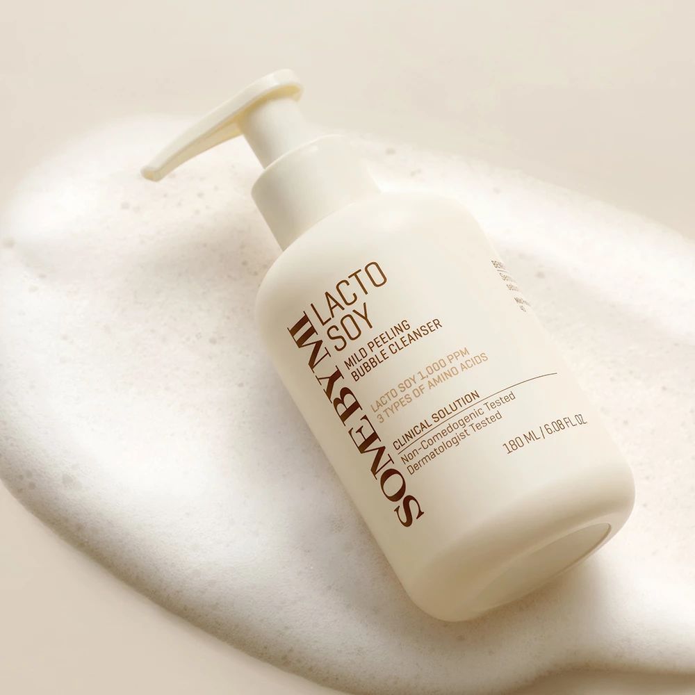 Flacon de SOMEBYMI Lactosoy Mild Bubble Cleanser sur mousse. Flacon blanc avec pompe. Nom du produit et texte visibles.