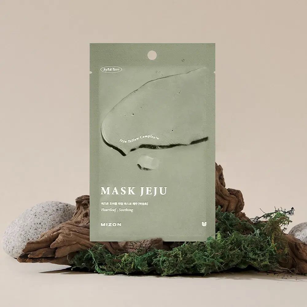 Groene verpakking met product. Tekst: MASK JEJU, MIZON. Geplaatst op hout en mos.