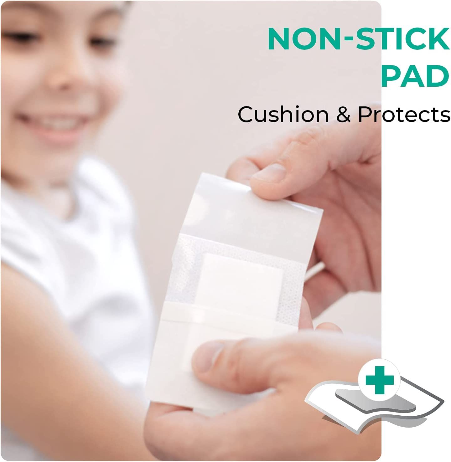 Personne tenant un pansement. Texte : NON-STICK PAD. Coussin et protège. Enfant en arrière-plan.