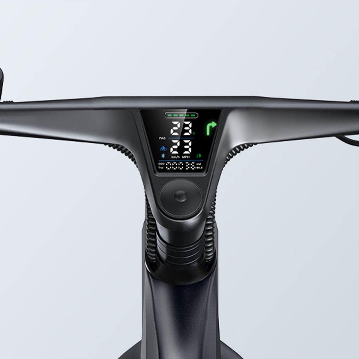 Écran numérique sur le guidon d'un vélo électrique. Affiche la vitesse, les symboles de batterie et de navigation, et le kilométrage.