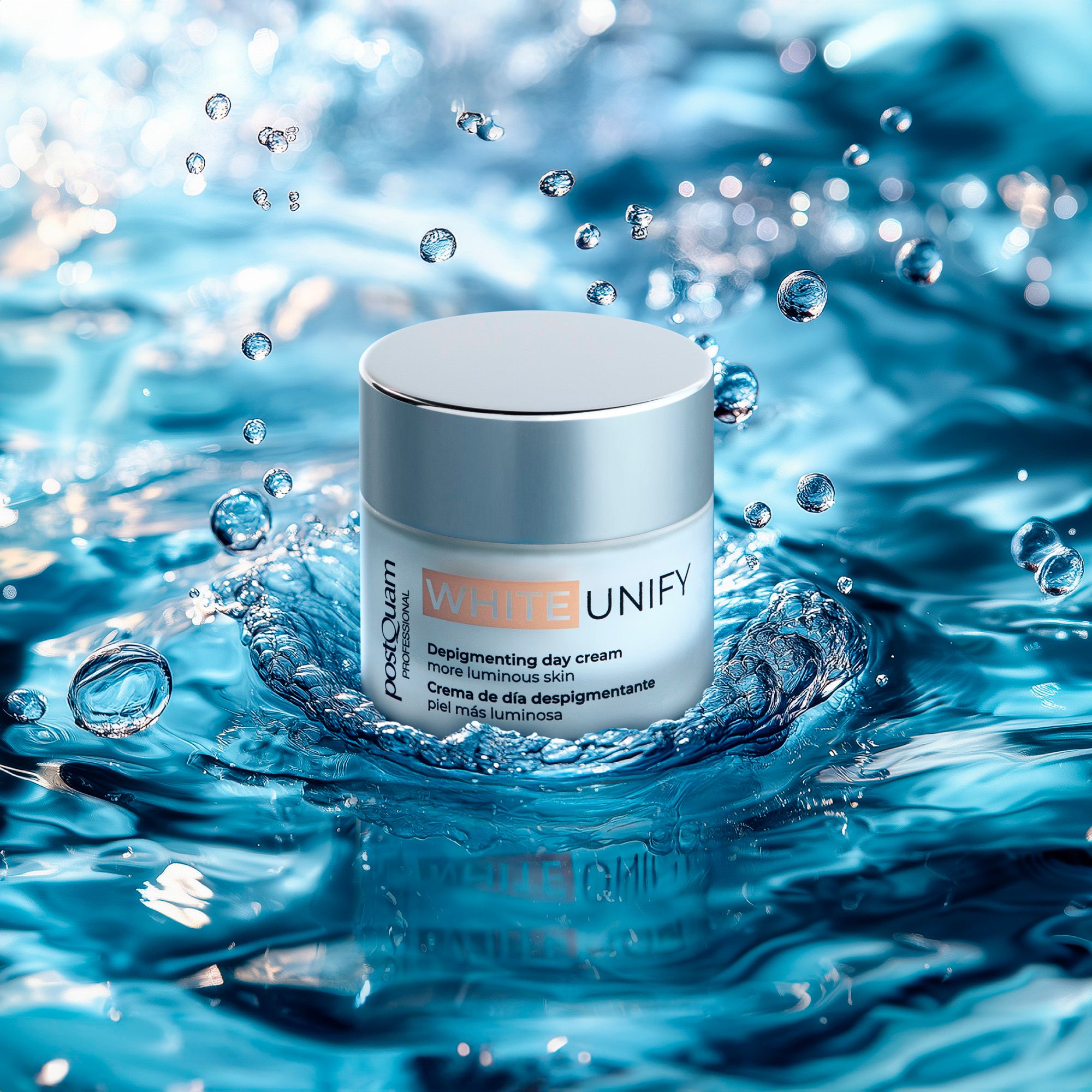 Crèmepot in water. Opschrift WHITE UNIFY, Depigmenting day cream, meer stralende huid. Merk Postquam. Water spettert.