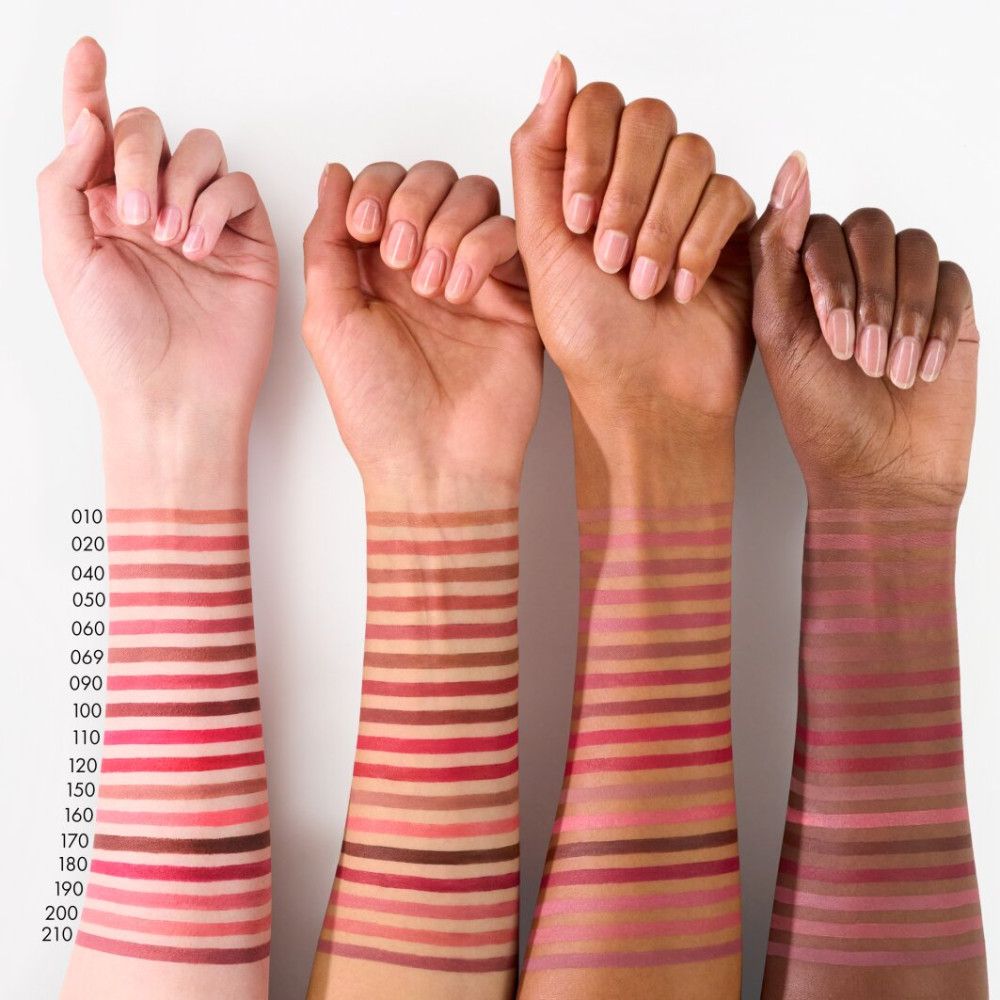 Armen met lippenstift-swatches in verschillende huidtinten. Verschillende tinten zijn aangebracht en geëtiketteerd.