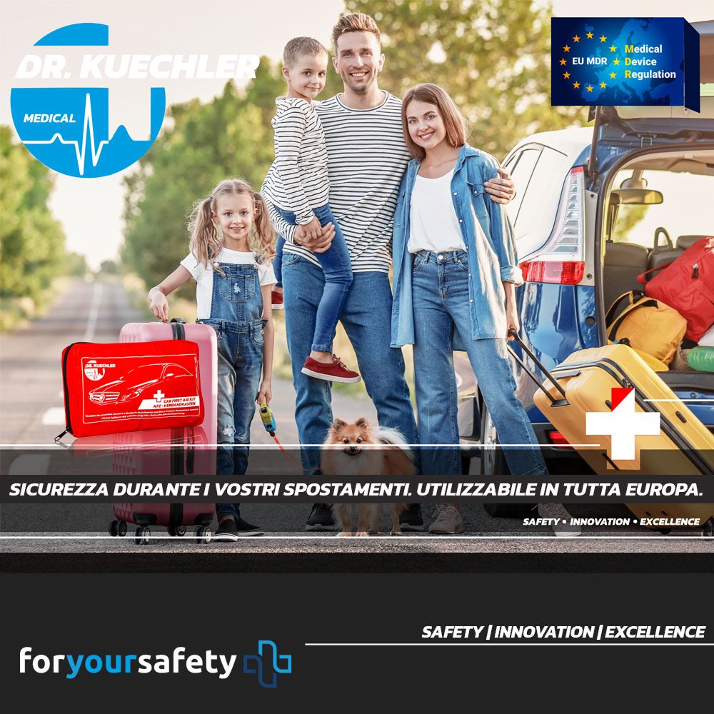 Famille avec bagages. Trousse de premiers secours rouge. Marque: Dr. Kuechler Medical. Texte: Sécurité lors de vos déplacements. Utilisable dans toute l'Europe.