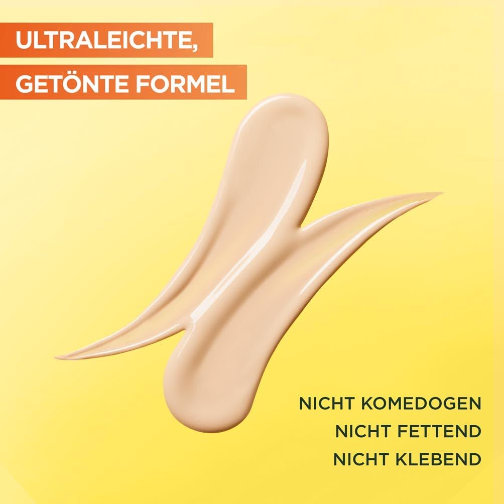 Close-up van getinte crème. Gele achtergrond. Tekst: Ultralichte, getinte formule. Niet comedogeen, niet vet, niet plakkerig.