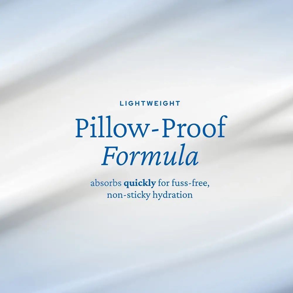 Tekst op lichte achtergrond. Opschrift: Pillow-Proof Formula. Tekst: absorbs quickly for fuss-free, non-sticky hydration.