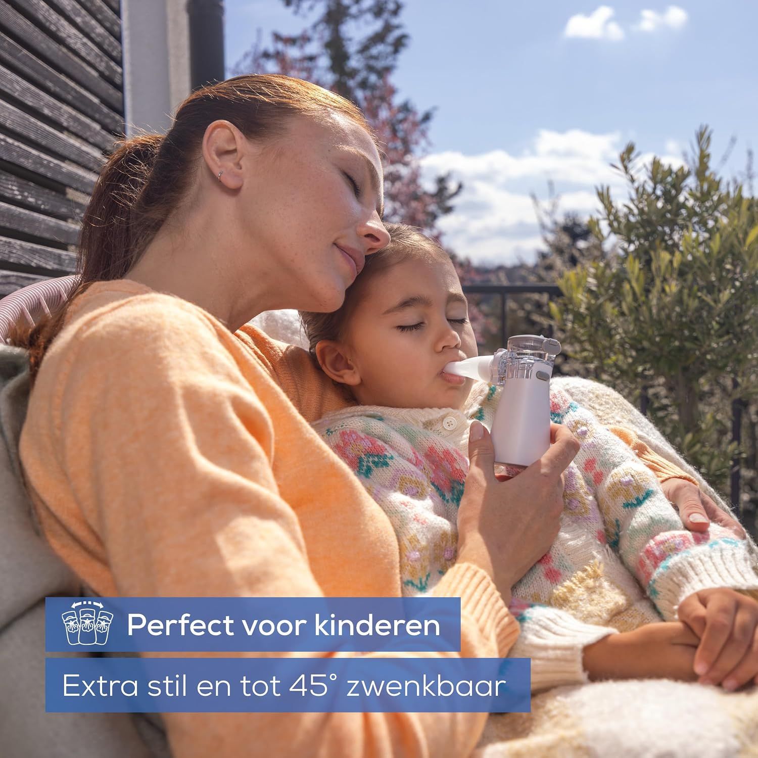 Een witte vernevelaar wordt door een vrouw vastgehouden die hem aan een kind toedient.