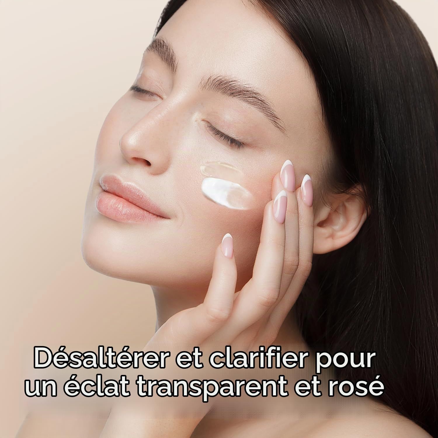 Femme appliquant une crème blanche et transparente sur sa joue.