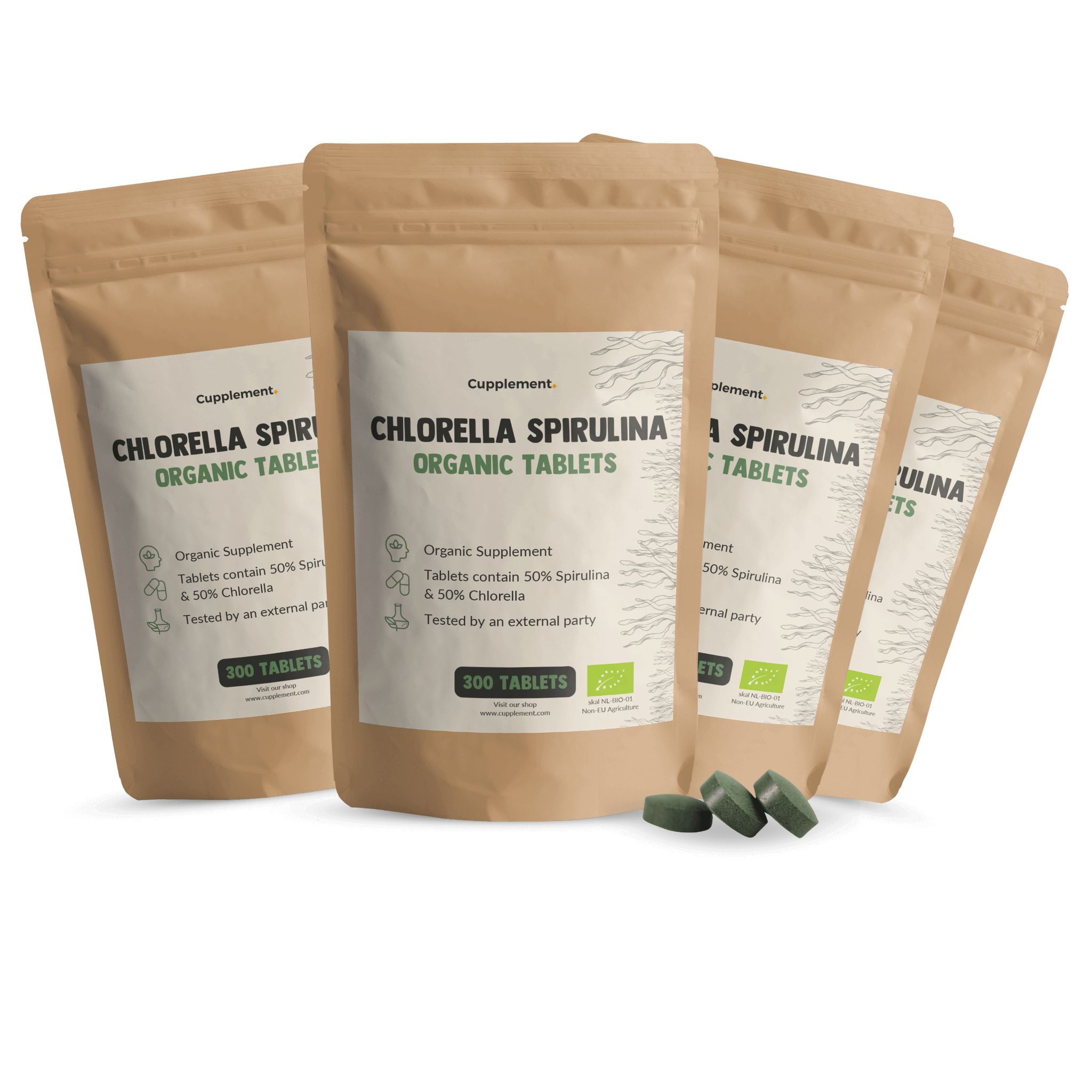 Meerdere zakjes met tabletten. Opschrift: Chlorella Spirulina Organic Tablets. 300 tabletten. Groene tabletten ernaast.
