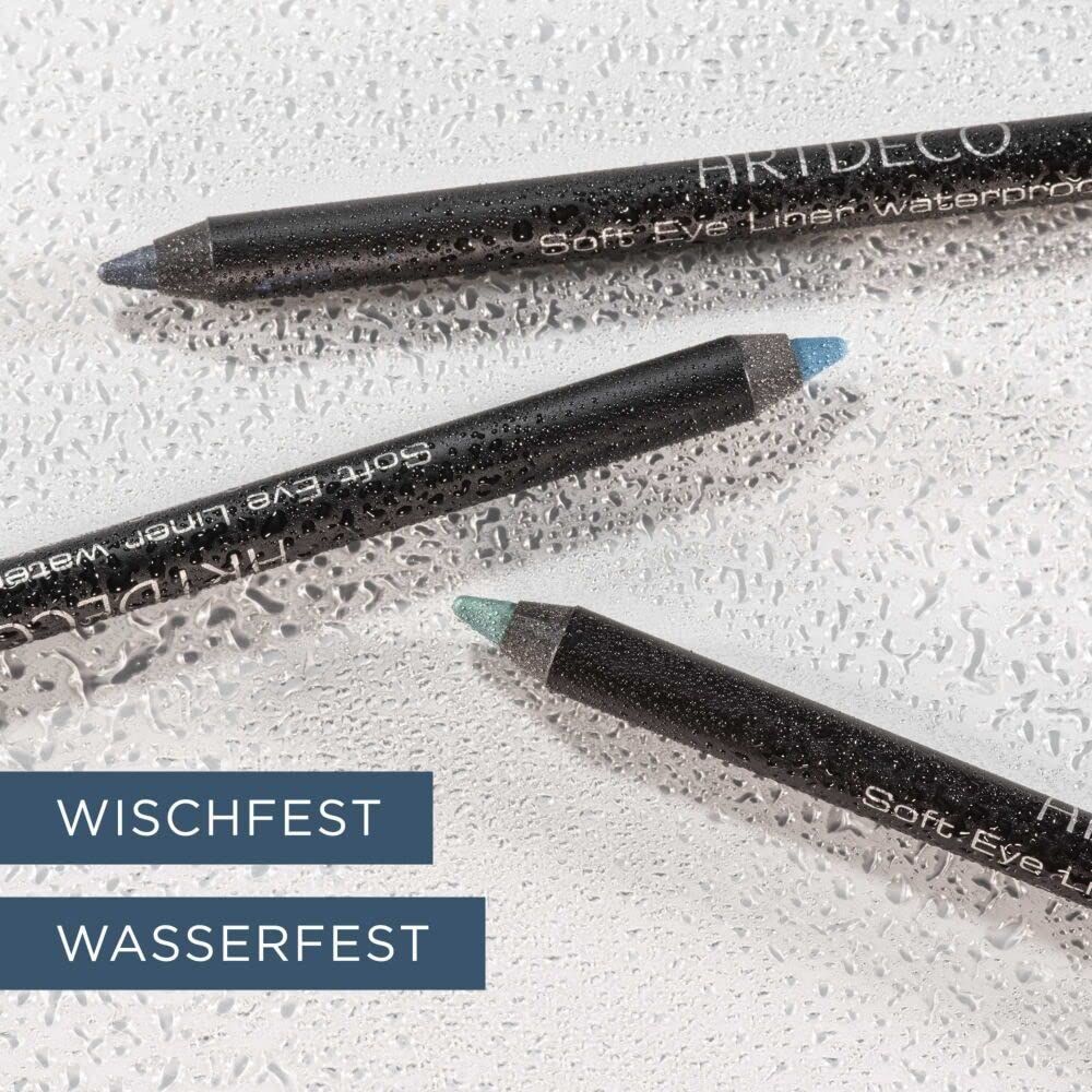 Trois crayons khôl ARTDECO Soft Eye Liner Waterproof, tons bleus et verts, sur surface humide.