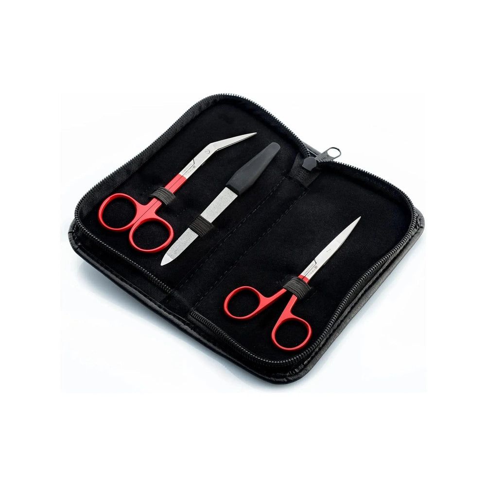 Étui noir ouvert contenant trois outils de manucure : deux ciseaux à bouts rouges et une lime. Sur fond blanc.