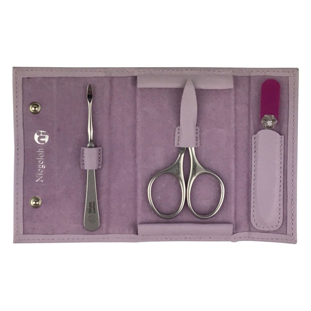 Manicure set voor baby's. Schaar, vijl en cuticle pusher. Roze etui met logo. Niegeloh.