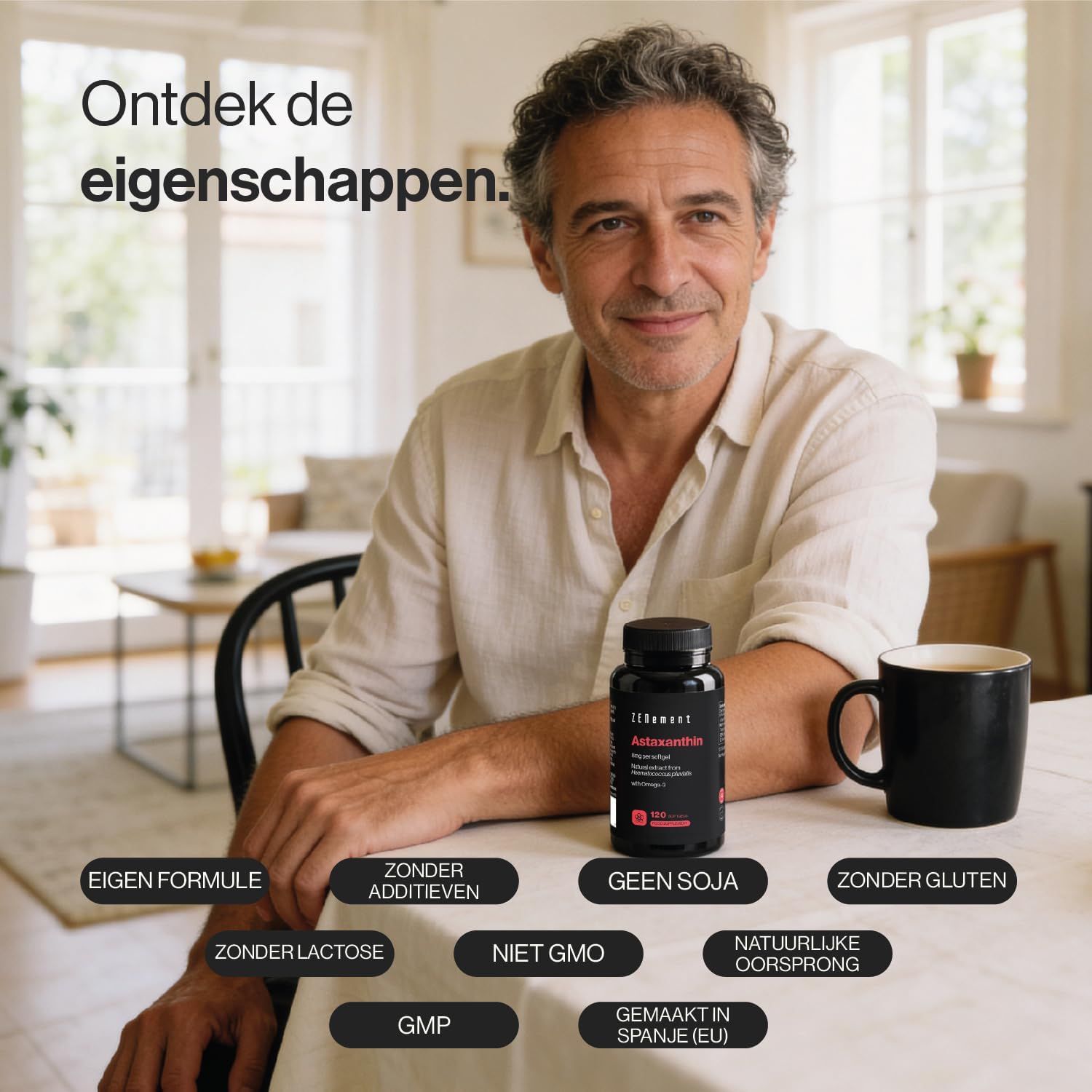 Man zit aan tafel met een fles voedingssupplement en een kop koffie. Labels: Eigen formule, Zonder additieven, Geen soja, Zonder gluten, Zonder lactose, Niet GMO, GMP, Gemaakt in Spanje.