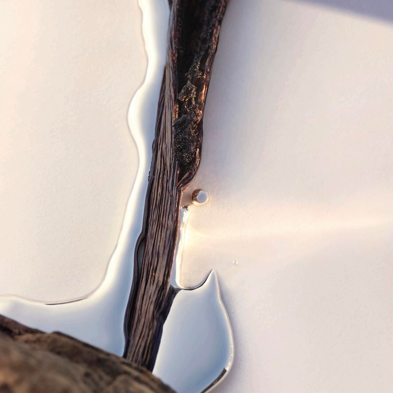 Close-up van hout en vloeistof. Druppels op witte achtergrond.