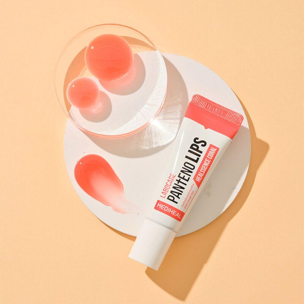 Getinte lippenbalsem met panthenol op witte cirkel. Daarnaast twee roze bollen en een roze veeg. Opschrift: LABOCARE PANTENO LIPS HEALSSENCE CORAL. MEDIHEAL.