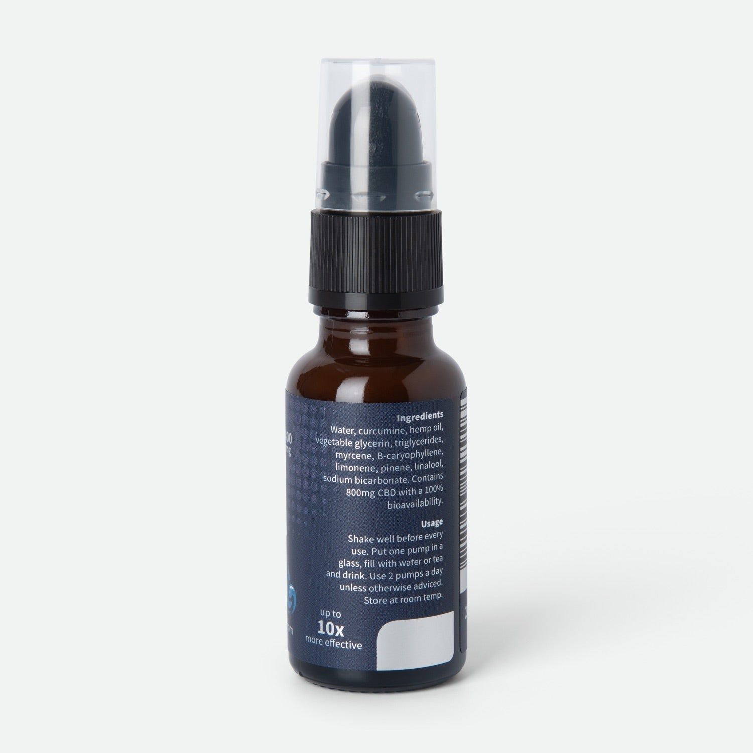 Bruine glazen fles met zwarte pomp. Achterkant met ingrediënten en gebruiksaanwijzing.