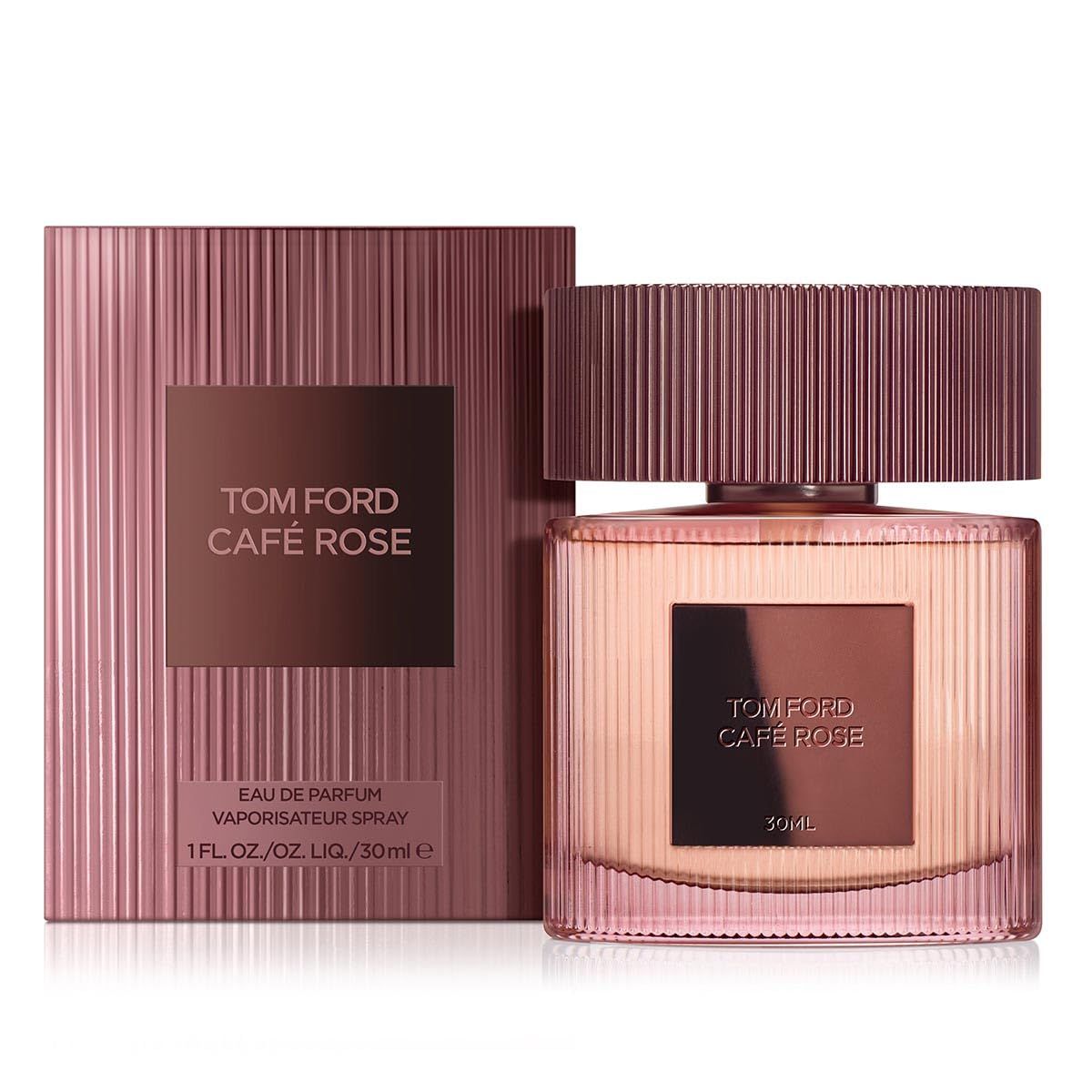 Flacon de parfum rose avec emballage. "TOM FORD Café Rose" est inscrit sur l'emballage et le flacon.