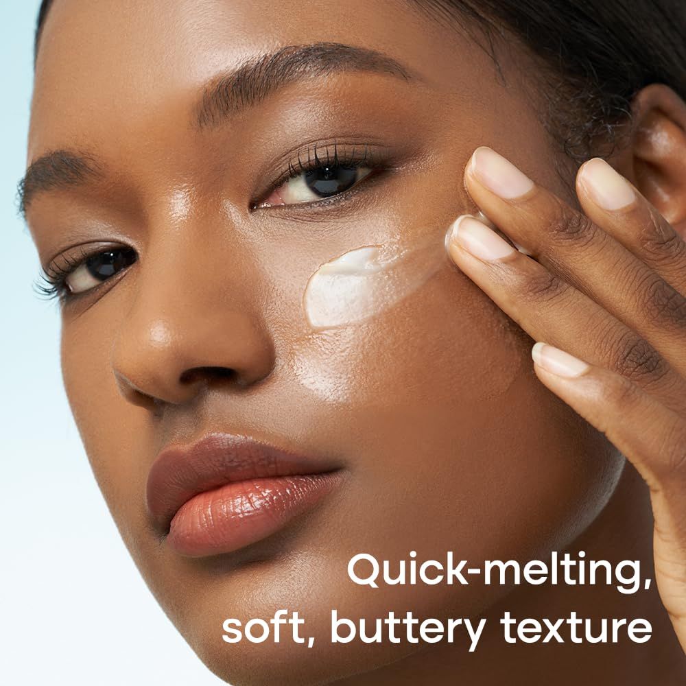 Close-up van een persoon met product op de huid. Tekst: Quick-melting, soft, buttery texture.