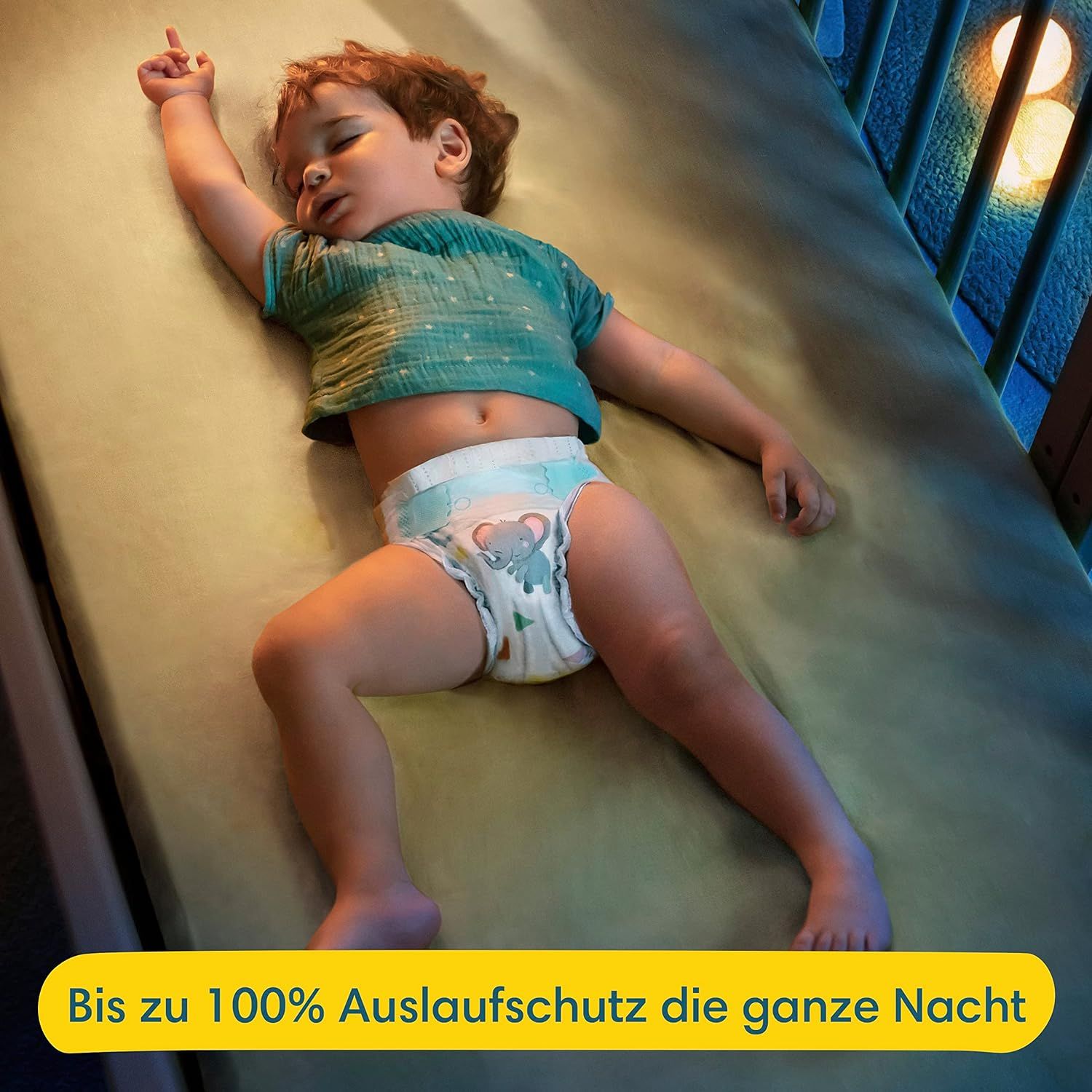 Enfant dormant avec une couche. Couche avec motif éléphant. Texte : Jusqu'à 100% de protection anti-fuites toute la nuit.