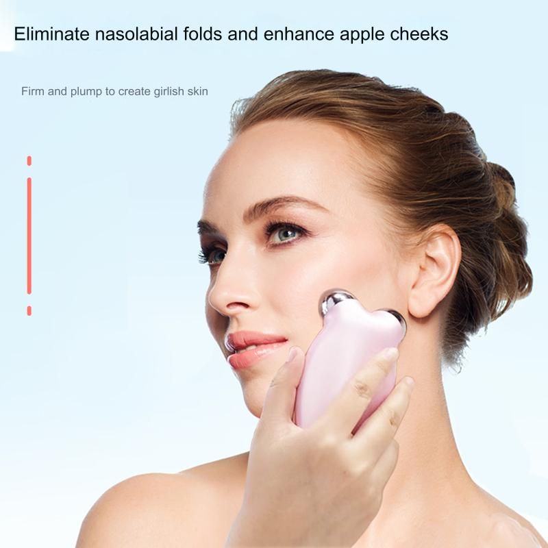 Femme utilisant un appareil de lifting facial rose. L'appareil a des sphères argentées.