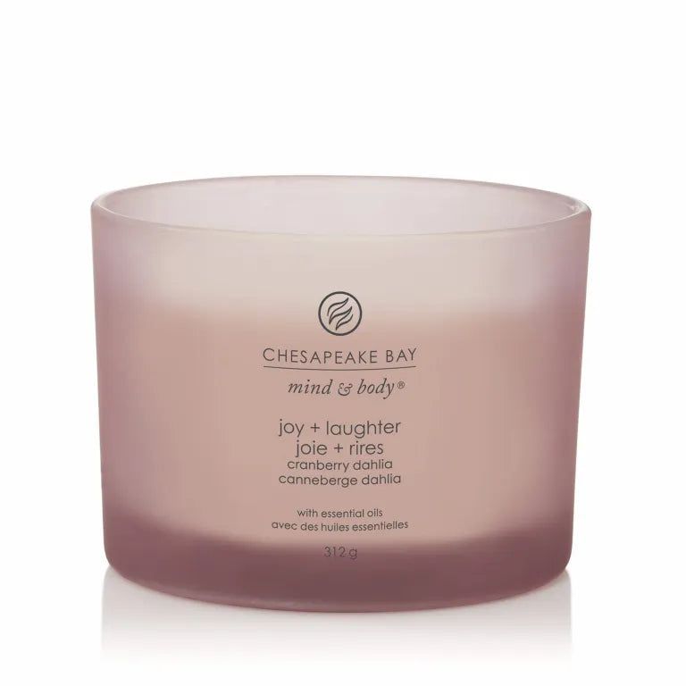 Bougie rose à trois mèches. Inscription: Chesapeake Bay, mind & body, joy + laughter, joie + rires, cranberry dahlia, canneberge dahlia. Avec huiles essentielles.
