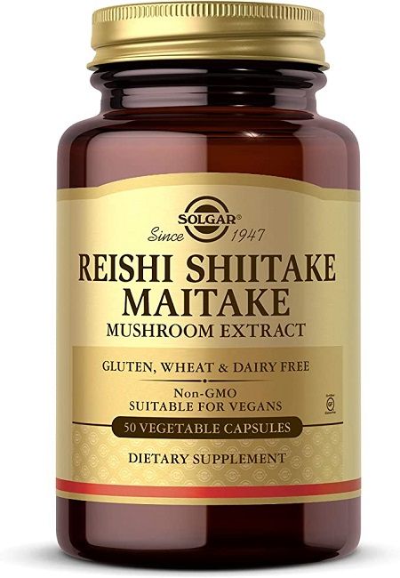 Bruine glazen fles met gouden etiket. Opschrift: Reishi Shiitake Maitake Mushroom Extract. 50 capsules. Merk: Solgar.