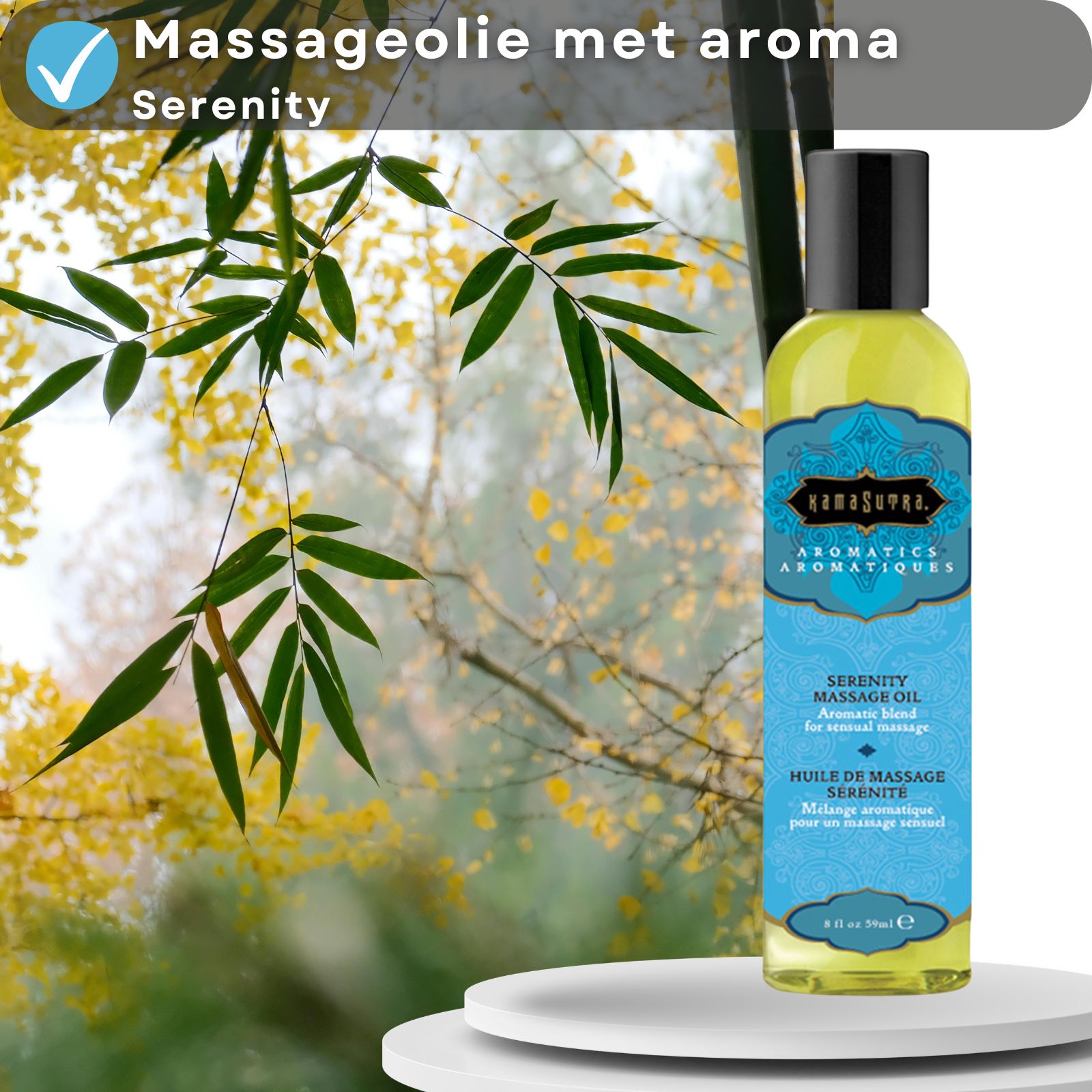 Kamasutra massageolie Serenity. Fles voor natuurlijke achtergrond. Aromatische olie. Blauw etiket.