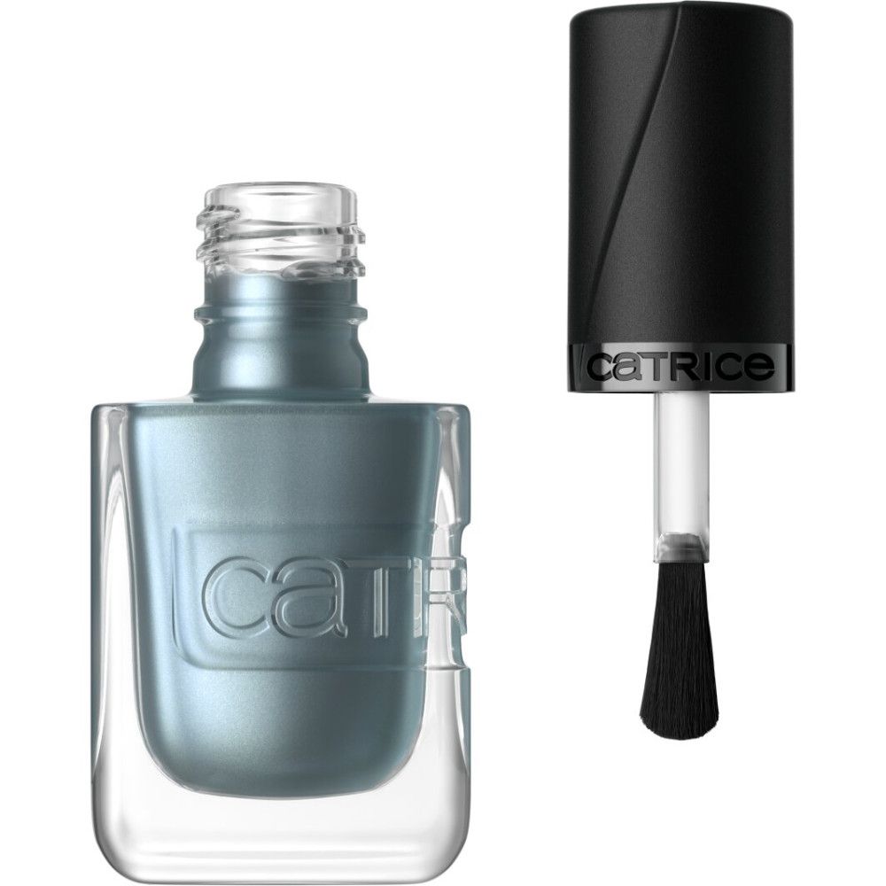 Lichtblauwe nagellakfles met losgedraaide zwarte dop en applicator. "catrice" opschrift op de fles.