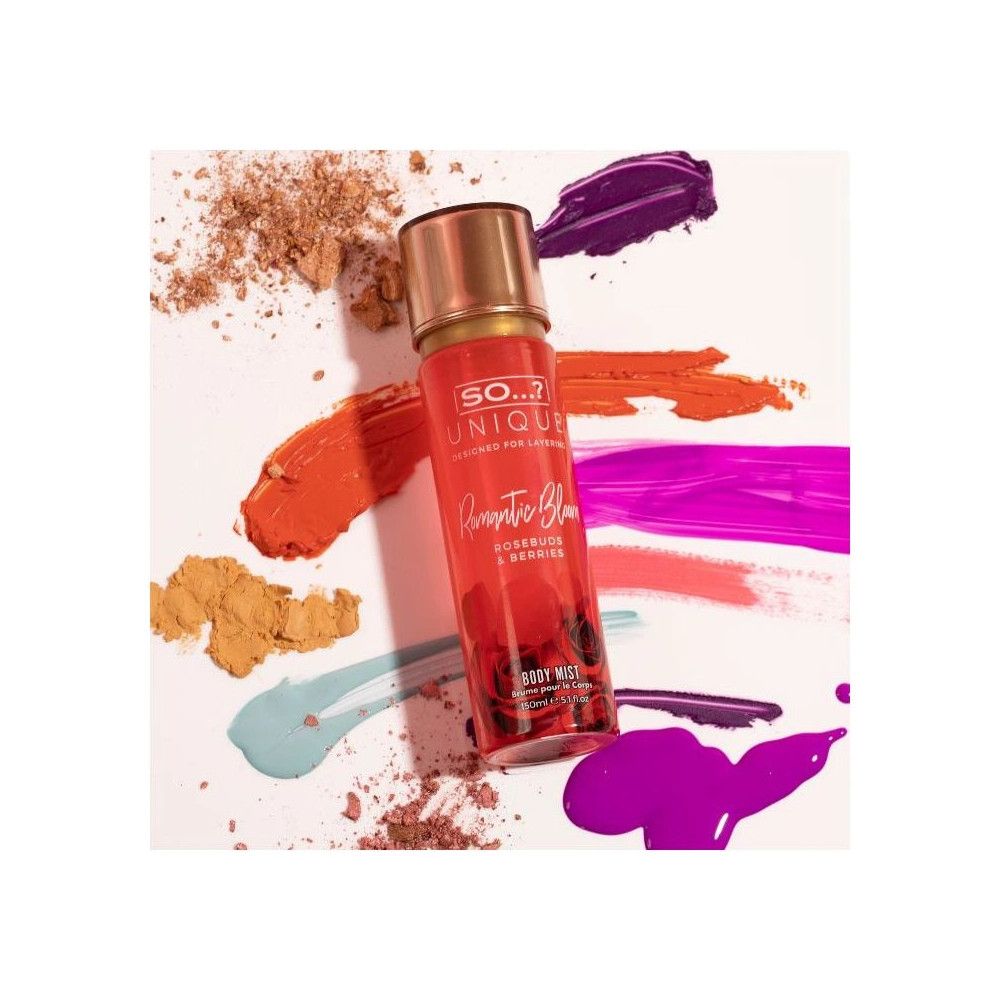 Vaporisateur corporel rose, bouchon doré, entouré d'éclaboussures de peinture. Inscription: So Unique, Romantic Bloom.