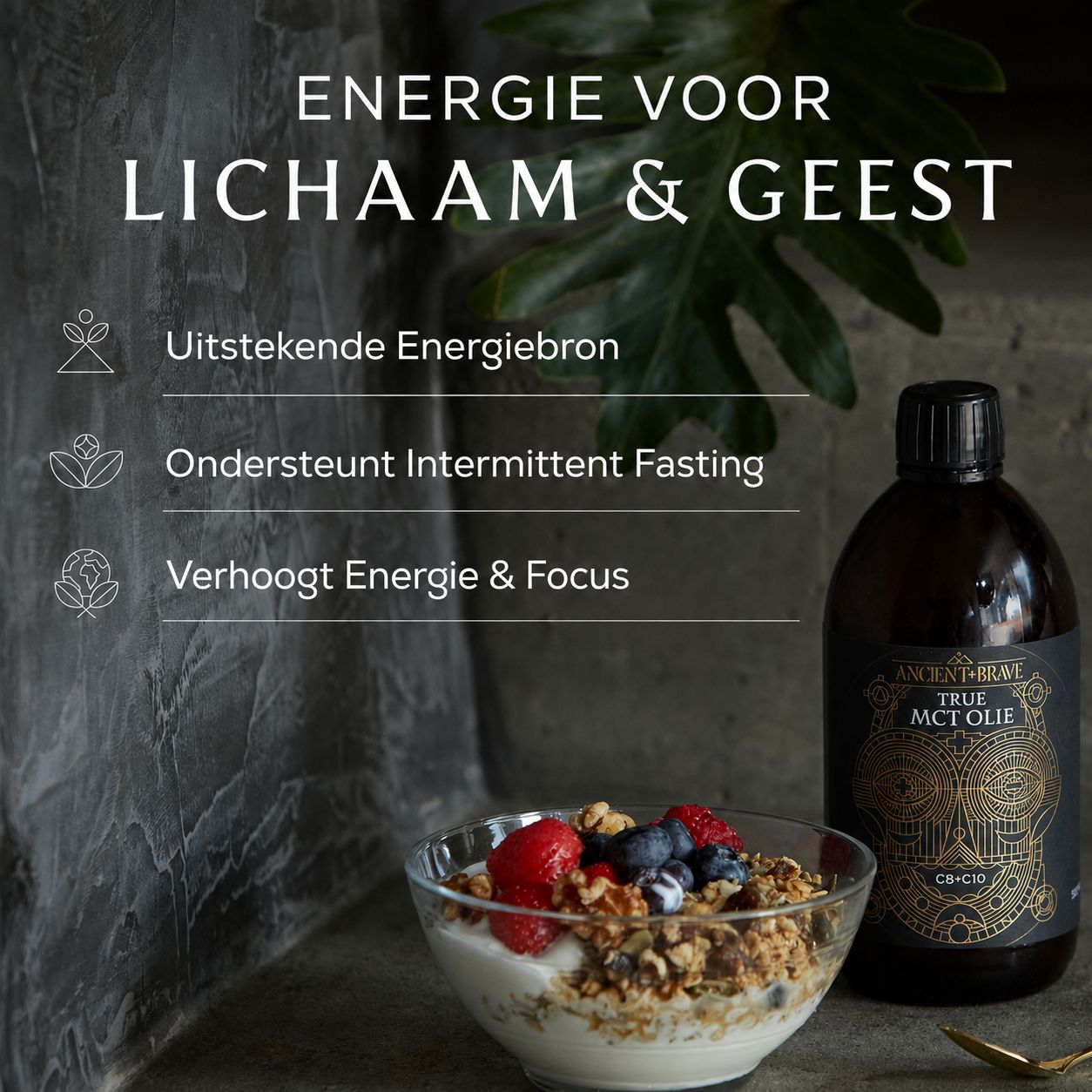 Donkere fles MCT-olie naast een kom yoghurt met muesli en bessen.