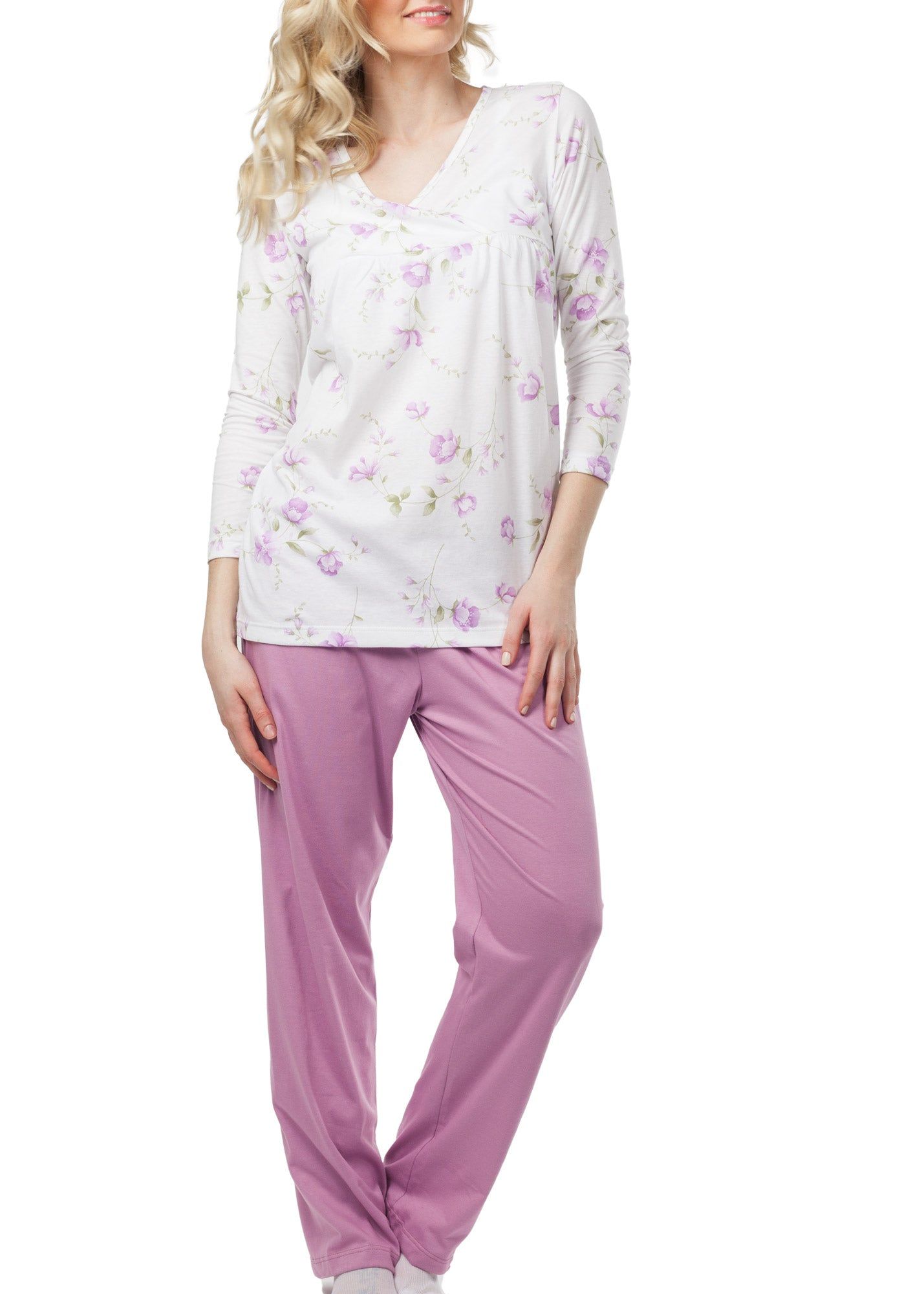 Pyjama deux pièces rose. Pantalon uni, haut fleuri à manches longues et col en V.  