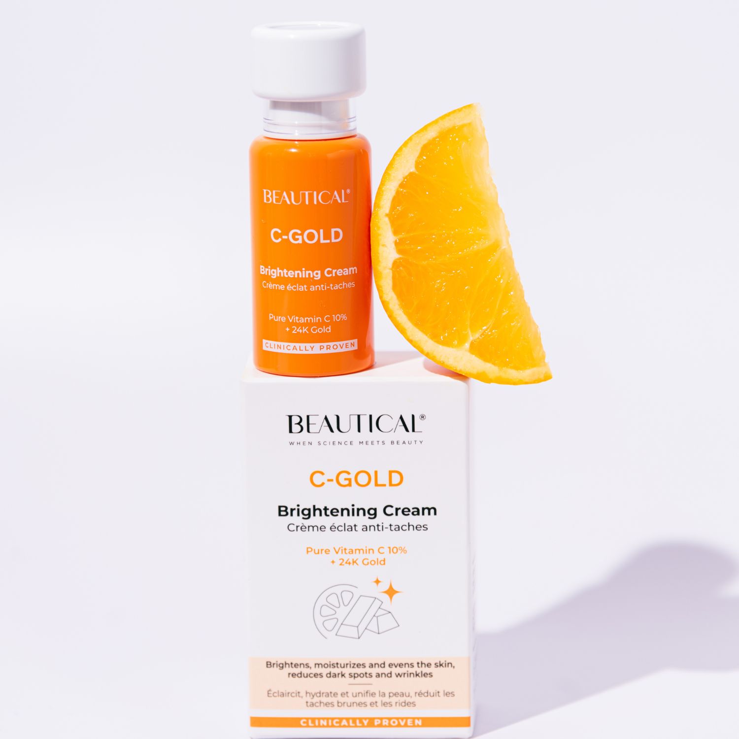 Productfles en verpakking. Opschrift: BEAUTICAL C-GOLD Brightening Cream. Sinaasappelschijf.
