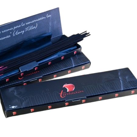 Zwarte wierookstokjes in een zwarte doos met rood appel logo en opschrift 'erotic incense'.
