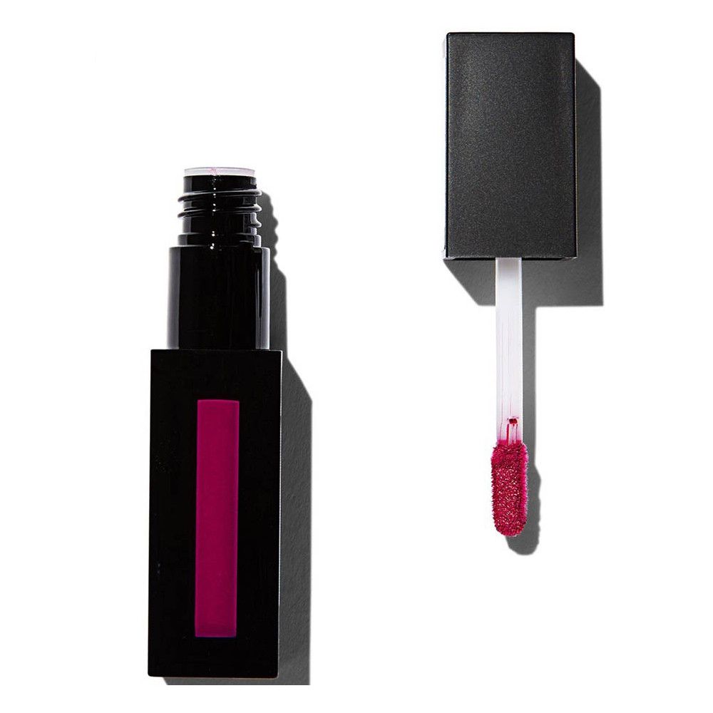 Flacon de gloss noir avec applicateur rose. Le bouchon est à côté. L'applicateur montre une couleur rose.