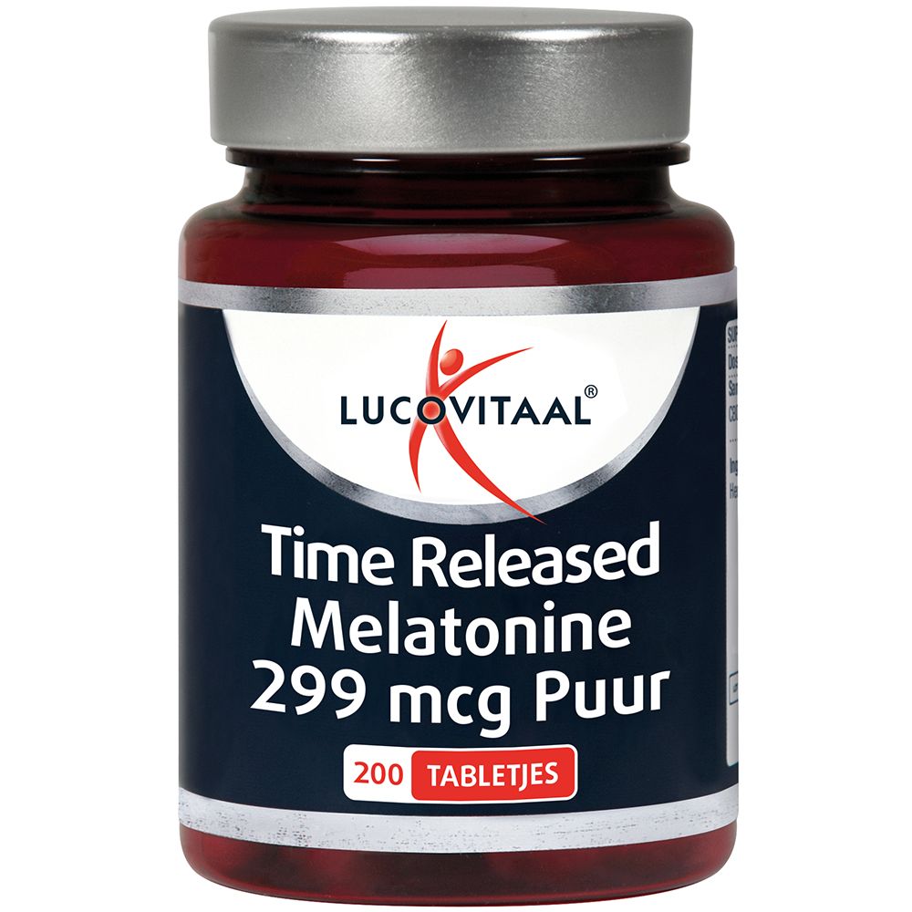 Bruine fles met zilveren deksel. Opschrift: Lucovitaal, Time Released, Melatonine 299 mcg Puur, 200 tabletten. Rode tekst.
